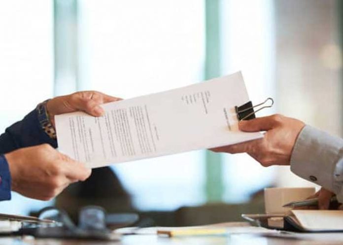 Joven propaga su currículum en enorme valla publicitaria