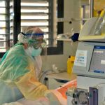 Una enfermera atendiendo a una persona con covid-19