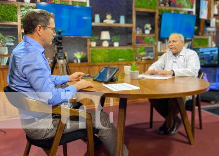 Dr. Carlos Sáenz, secretario general del MINSA, hablando del COVID-19 en Nicaragua