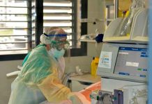Una enfermera atendiendo a una persona con covid-19
