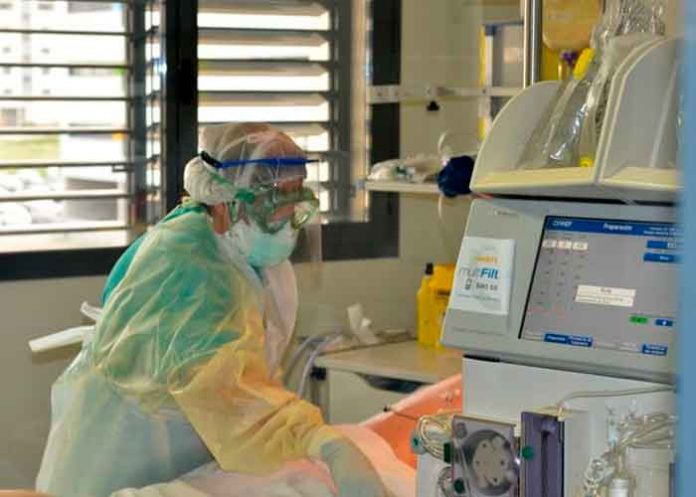 Una enfermera atendiendo a una persona con covid-19