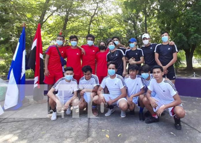 Entrega de uniformes para promover el deporte y recreación sana