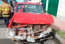 ¡Susto! se llevan ocupantes de una camioneta al impactar contra una rastra Camioneta con daños materiales