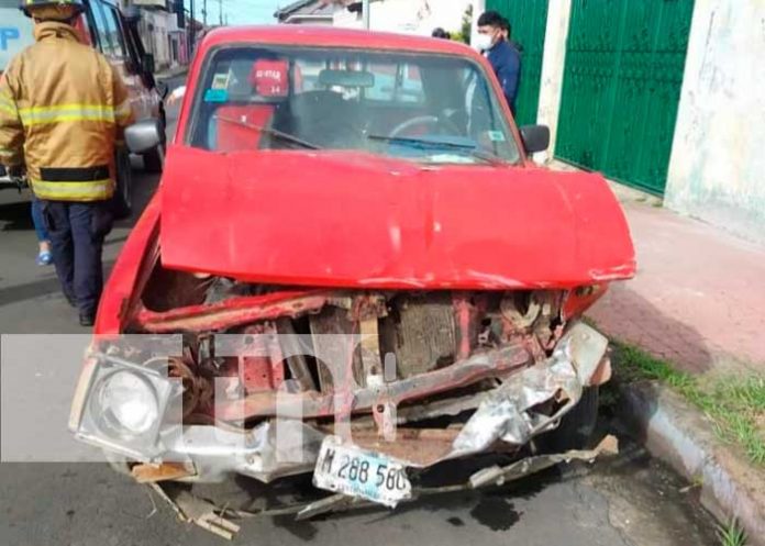 Camioneta con daños materiales