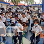 Estudiantes de Educación Inicial en Nicaragua desfilan con los símbolos patrios Actividad de educación primaria en honor a los símbolos patrios