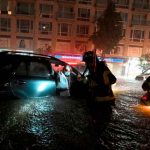 Bomberos en Nueva York en una calle inundada