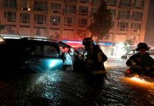 Nueva York declara estado de emergencia por inundaciones tras el huracán Ida Bomberos en Nueva York en una calle inundada