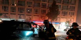 Bomberos en Nueva York en una calle inundada