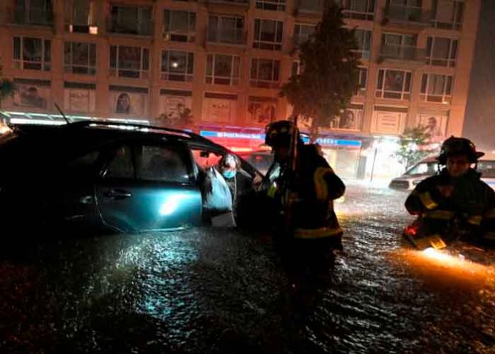 Bomberos en Nueva York en una calle inundada