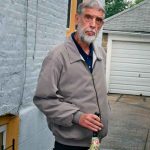 pervertido anciano que acosa niños en Brooklyn