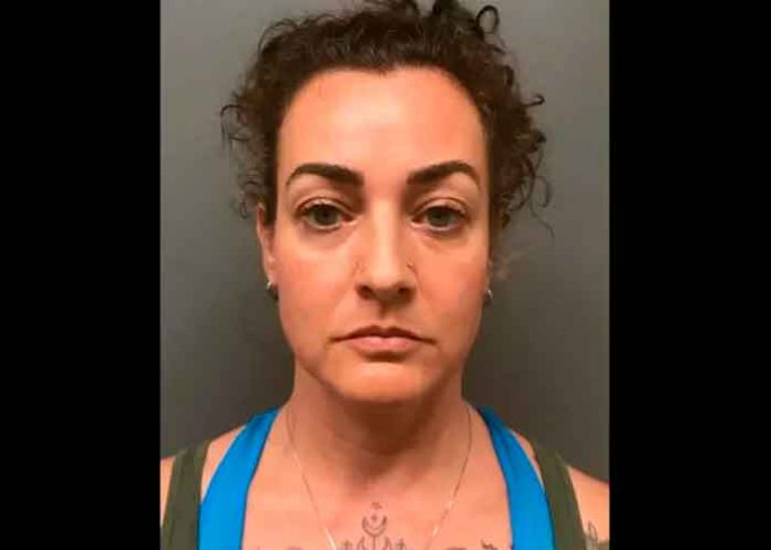 Maestra de Nueva Jersey abusó y consumió drogas con un estudiante