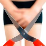 Un Hombre en ropa interior con tijeras