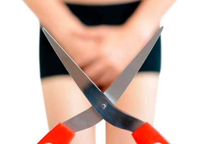 eeuu2 Un Hombre en ropa interior con tijeras