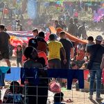 Miles de migrantes acampan bajo un puente en la frontera sur de EE.UU.