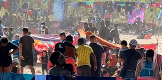 Miles de migrantes acampan bajo un puente en la frontera sur de EE.UU.