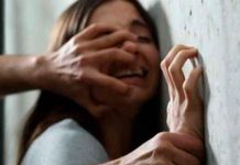 Arrestan a una mujer por dejar a policía violara a su hija por 50 dólares