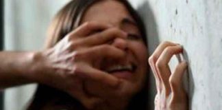 Arrestan a una mujer por dejar a policía violara a su hija por 50 dólares