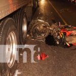 Motociclista impactó contra un furgón y su acompañante resultó herido Impactan contra un furgón y terminan heridos