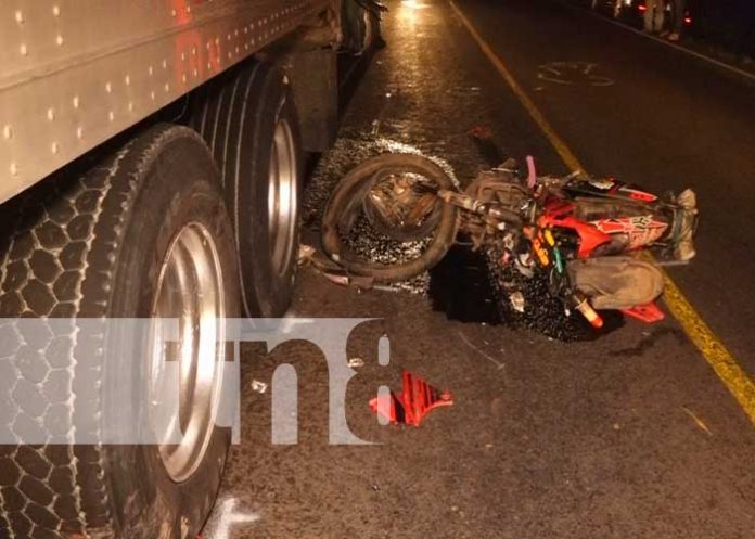 Impactan contra un furgón y terminan heridos