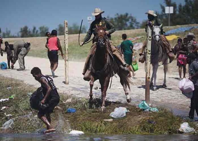 Texas inicia expulsión masiva de migrantes haitianos