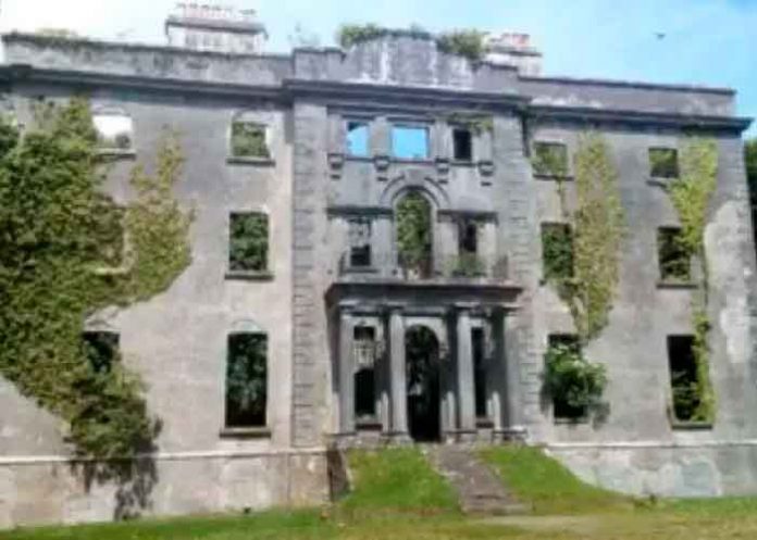 ¡Tremendo susto! Captan figura espeluznantes en un edificio antiguo