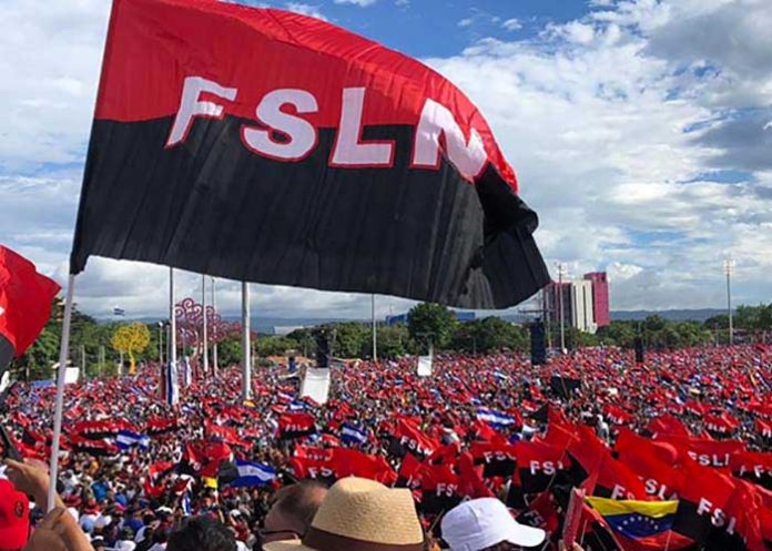 Bandera del FSLN en una conmemoración del 19 de Julio