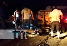 Motociclista se estrella contra una rastra