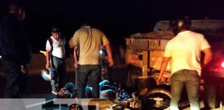 Motociclista se estrella contra una rastra