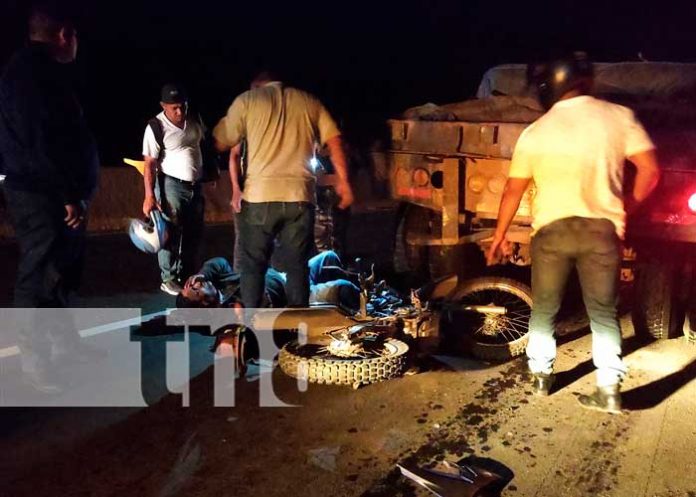 Motociclista se estrella contra una rastra