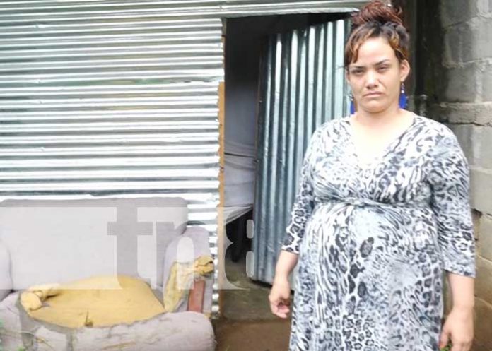 Mujer granadina que solicita apoyo para construir letrina en su vivienda