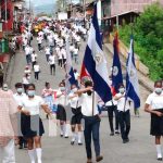 Jóvenes saludan el 42 aniversario de la Policía Nacional en Granada 42 aniversario de fundación de la Policía Nacional