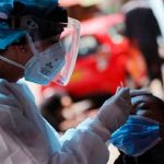 Enfermera haciendo pruebas de la nueva variante del covid-19