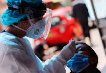 Enfermera haciendo pruebas de la nueva variante del covid-19