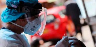 Enfermera haciendo pruebas de la nueva variante del covid-19