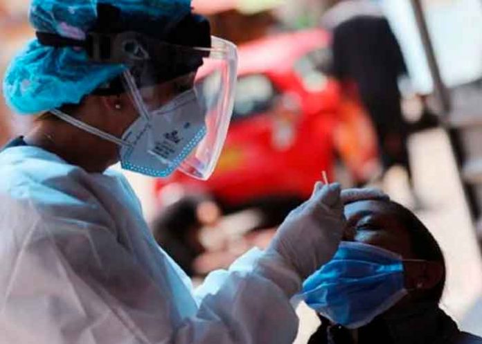 Enfermera haciendo pruebas de la nueva variante del covid-19