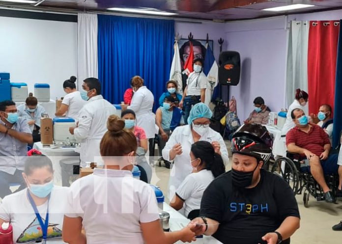 Amor y compromiso en cada jornada de vacunación contra el COVID-19