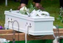 Video: Madre saca a su hija muerta del ataúd y le canta las mañanitas Video: Madre saca a su hija muerta del ataúd y le canta las mañanitas