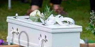 Video: Madre saca a su hija muerta del ataúd y le canta las mañanitas