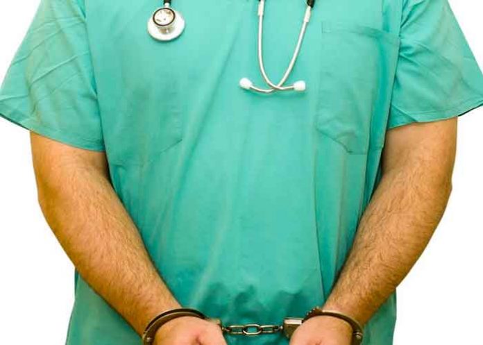 Falso doctor es arrestado