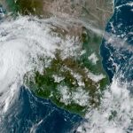 Huracán Olaf apunta al resort mexicano de Los Cabos