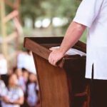 Un Padre ataca a golpes a pastor tras grabarlo manoseando a su hijo