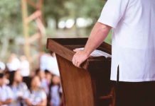 Padre ataca a golpes a pastor tras grabarlo manoseando a su hijo Un Padre ataca a golpes a pastor tras grabarlo manoseando a su hijo