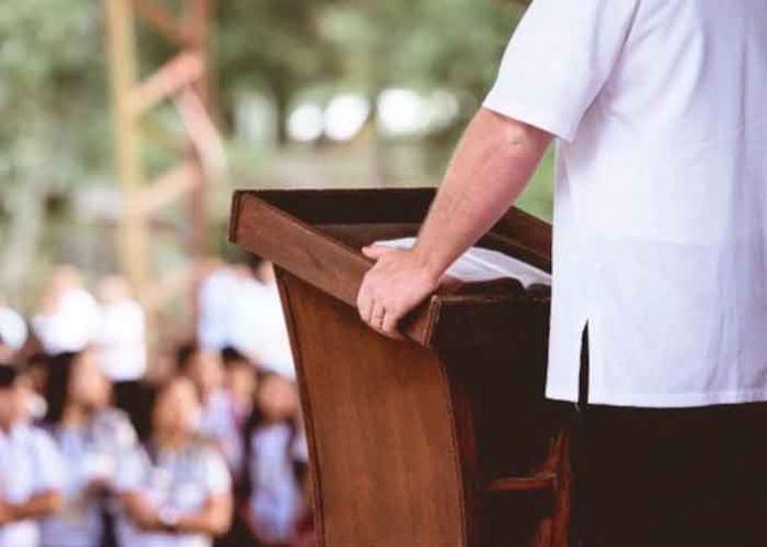 Un Padre ataca a golpes a pastor tras grabarlo manoseando a su hijo