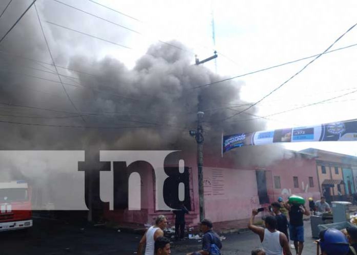Fuerte incendio destruye 4 viviendas en Chinandega