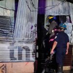 Siniestro deja kiosko hecho cenizas en el barrio 9 de junio, Managua El siniestro fue reportado por ciudadanos del sector