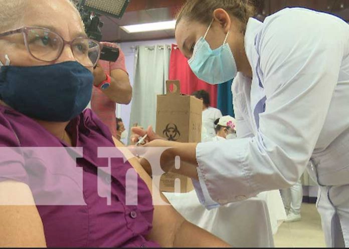 Efectiva vacunación contra el COVID-19 a pacientes mayores de 45 años de edad