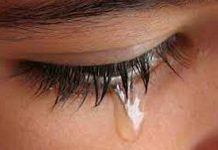 Insólito caso: Adolescente llora lágrimas de piedras con un ojo Insólito: Adolescente llora lágrimas de piedras con un ojo