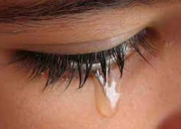 lagrimas2 Insólito: Adolescente llora lágrimas de piedras con un ojo