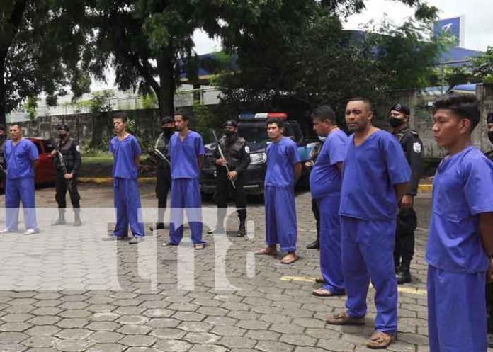 Sujetos detenidos en León por cometer diverso delitos