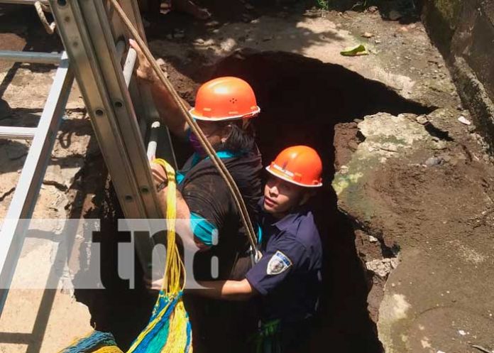 leon1 Mujer cae a sumidero en León